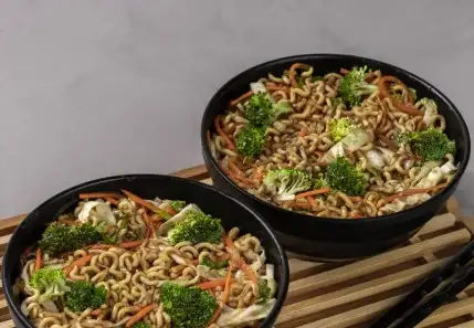 2 Yakisobas de Frango ou Legumes image